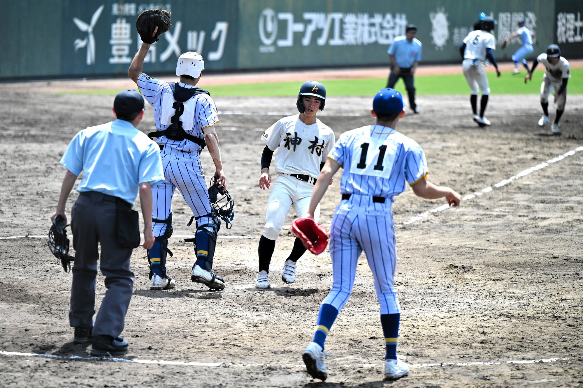神村学園―エナジック　九回裏神村学園1死二、三塁、山口源造の適時打で三塁走者川崎怜央が生還=2026年4月20日午前11時24分、平和リース、大村久撮影