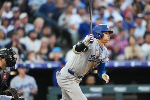 ロッキーズ戦の3回、右前打を放つドジャース大谷。昨季からの連続試合出塁を52に伸ばした(AP)