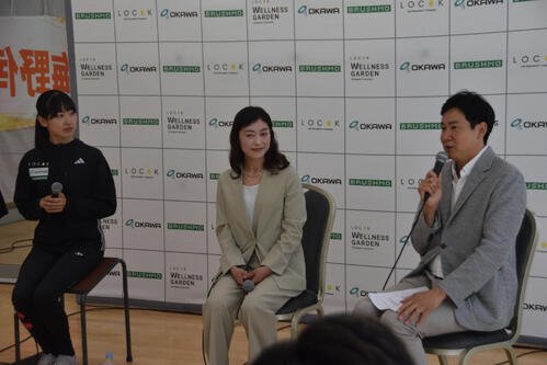 LOCOK陸上クラブ新体制の会見に出席した、左から順に梅野倖子、岡田久美子新監督、石井大裕新GM