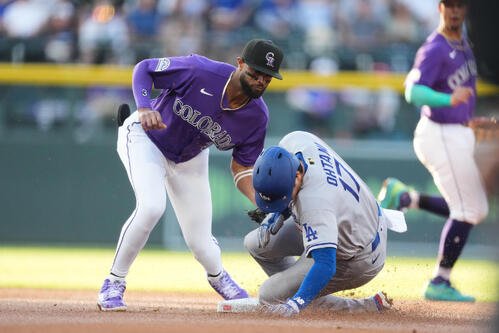今季初盗塁を成功させる大谷翔平(AP)