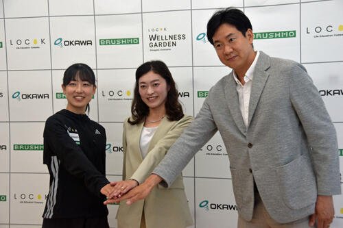 LOCOK陸上クラブ新体制の会見に出席した、左から順に梅野倖子、岡田久美子新監督、石井大裕新GM