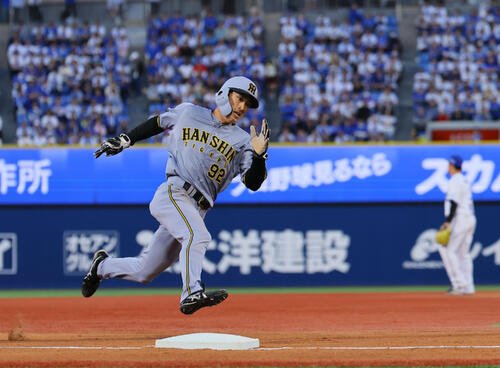 DeNA対阪神　2回表阪神2死一塁、坂本誠志郎の左前適時打で一気に三塁を回る一走福島圭音(撮影･藤尾明華)
