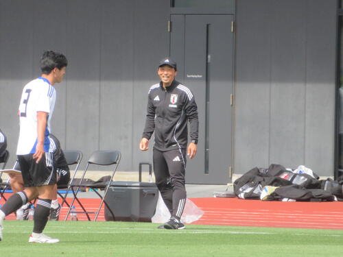 関東大学選抜とトレーニングマッチで指示を出すU－19日本代表の山口智監督