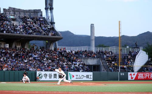 長野の山を背に立つ長野オリンピックスタジアム(撮影･浅見桂子)