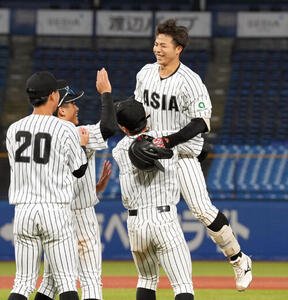 東都大学野球春季リーグ　9回裏亜大2死一、二塁、サヨナラ打を放ちナインに抱えられる前嶋藍(撮影･小島史椰)