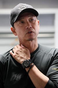 ジェイプロジェクト対ENEOS　試合後記者の質問に答えるジェイプロジェクトの二岡智宏監督。腕には愛用のGショック(撮影･加藤哉)＝2026年4月21日、マイネットスタジアム皇子山