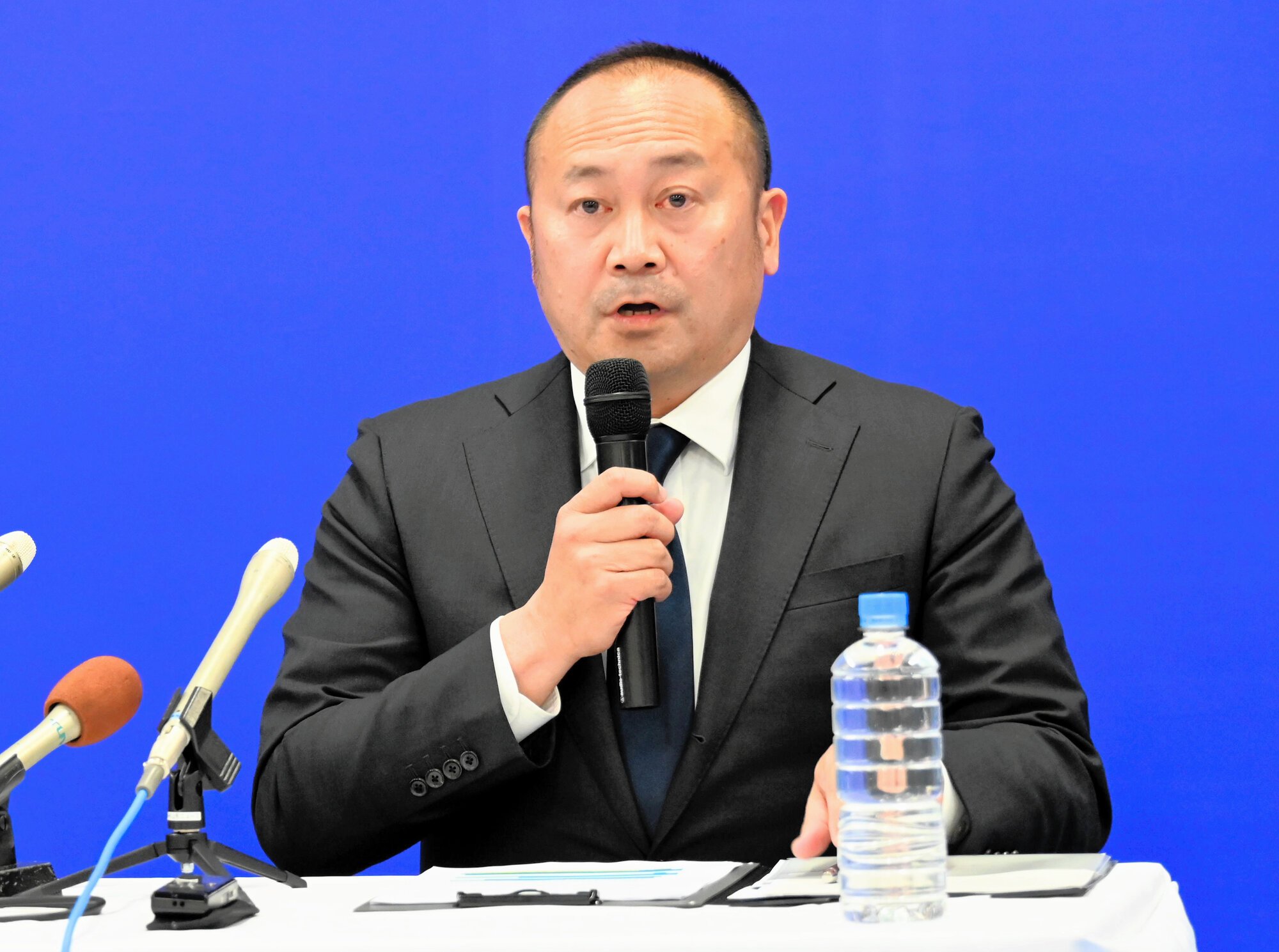 自らの処分について会見する、モンテディオ山形の相田健太郎社長=2026年4月21日、山形県天童市、渡部耕平撮影