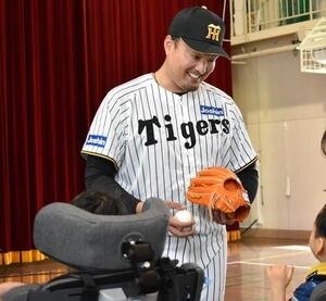 阪神秋山BAは支援学校の生徒と接して笑顔(撮影･只松憲)