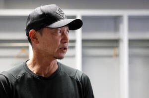 ジェイプロジェクト対ENEOS　試合後記者の質問に答えるジェイプロジェクトの二岡智宏監督(撮影･加藤哉)＝2026年4月21日、マイネットスタジアム皇子山