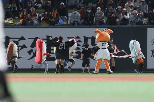 巨人対中日　｢すしレース｣はコハダが制する(撮影･宮地輝)