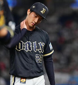 ロッテ対オリックス　5回裏を終え、浮かない表情でベンチへ戻る田嶋大樹(撮影･鈴木みどり)