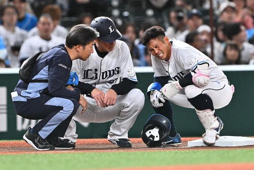 西武対ソフトバンク　1回裏西武無死、アクシデントに厳しい表情の桑原将志(右)(撮影･滝沢徹郎)