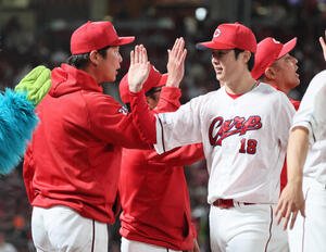 広島対ヤクルト　ハイタッチする新井貴浩監督(左)と先発の森下暢仁(撮影･加藤孝規)