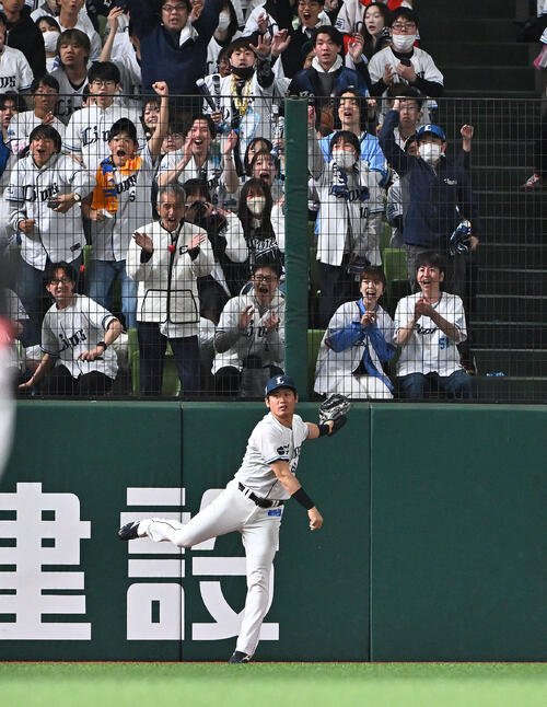 西武対ソフトバンク　8回表ソフトバンク無死一、二塁、左翼手岸潤一郎は柳田悠岐の打球を好捕する　(撮影･滝沢徹郎)