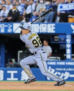 DeNA対阪神　2回表阪神2死、福島圭音は安打を放つ(撮影･藤尾明華)