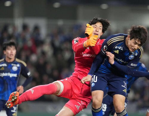 ゴールを守る町田GK谷(左)と岡村(26年2月)