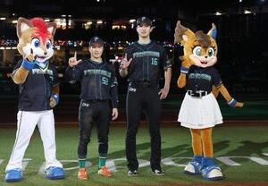 日本ハム対楽天　試合後、ポーズをとる奈良間大己(左)と達孝太(撮影･黒川智章)