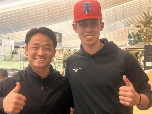 フィリーズとマイナー契約したモレチ･アレシャンドレ投手(右)と大塚虎之介スカウト