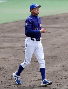 ジェイプロジェクト対ENEOS　グラウンドに出てあいさつに向かうジェイプロジェクトの二岡智宏監督(撮影･加藤哉)＝2026年4月21日、マイネットスタジアム皇子山
