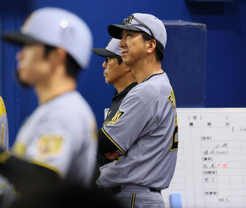 DeNA対阪神　9回、ベンチから試合を見つめる阪神藤川球児監督(撮影･藤尾明華)