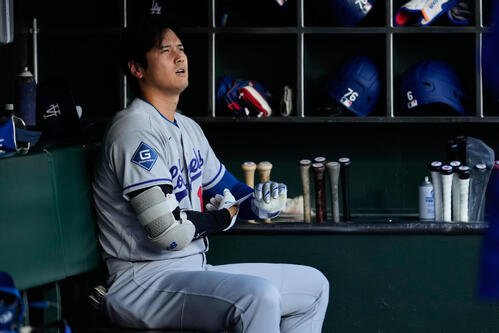 ベンチで険しい表情を見せるドジャース大谷翔平(AP)