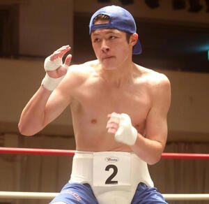 プロテストでシャドーボクシングする大橋ジムの片岡叶夢(撮影･中島郁夫)