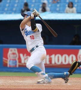 東都大学球　立正大対青学大　　8回裏青学大1死二塁、中山凱は本塁打を放つ　(撮影･柴田隆二).=神宮球場