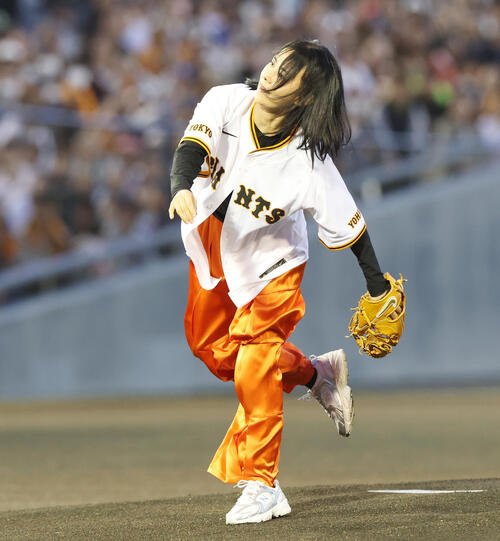 巨人対中日　ファーストピッチを務める井森美幸(撮影･宮地輝)