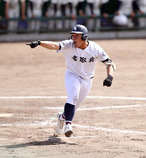 名取北対仙台南　名取北･丸山諒大内野手が3回、四球を選びベンチを鼓舞した＝2026年4月22日