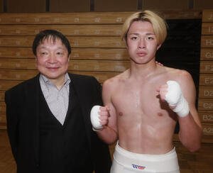 プロテストを終え大橋秀行会長(左)に激励される片岡叶夢(撮影･中島郁夫)