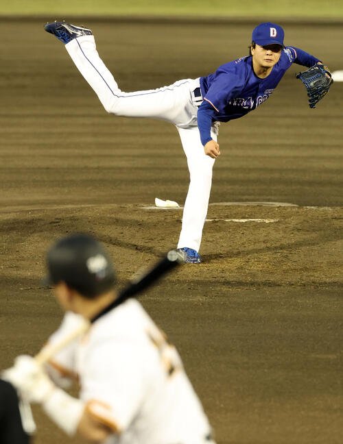 巨人対中日　1回裏巨人2死二、三塁、大城卓三に投げ込む桜井頼之介(撮影･浅見桂子)