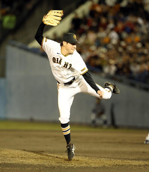 巨人対中日　5回表中日の攻撃で飛びながら力投する竹丸和幸(撮影･浅見桂子)