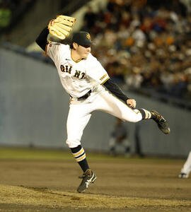 巨人対中日　5回表中日の攻撃で飛びながら力投する竹丸和幸(撮影･浅見桂子)