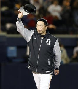 巨人対中日　勝利しファンにあいさつする巨人阿部慎之助監督(撮影･宮地輝)