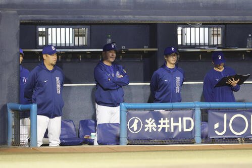 巨人対中日　厳しい表情で戦況を見つめる中日井上一樹監督(中央)(撮影･宮地輝)