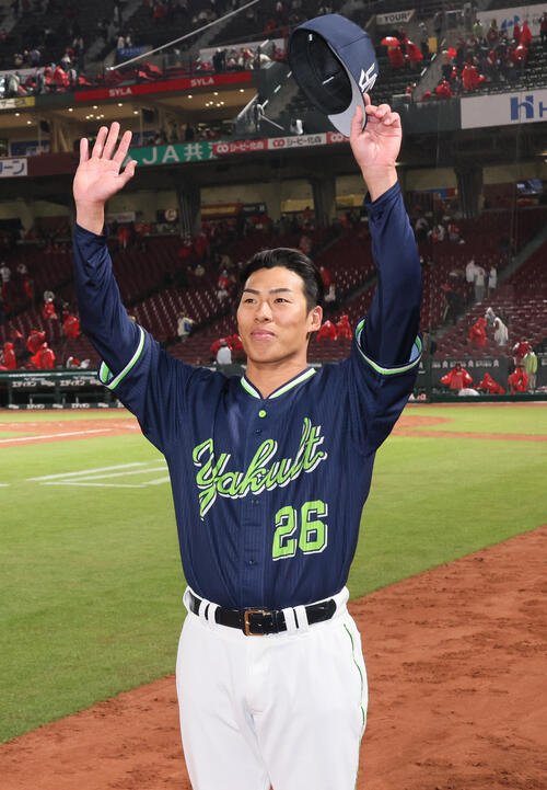 広島対ヤクルト　ファンの声援に応えるヤクルト山野太一(撮影･加藤孝規)