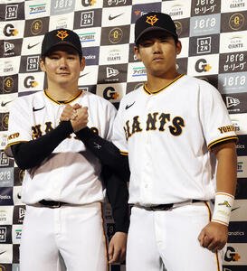 巨人対中日　お立ち台でがっちり握手する巨人竹丸和幸(左)と石塚裕惺(撮影･宮地輝)