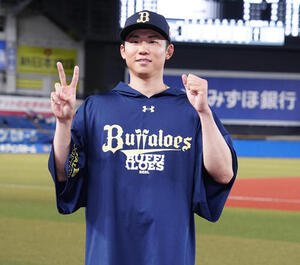 ロッテ対オリックス　ロッテに勝利し、笑顔で写真に納まるオリックス曽谷龍平(撮影･鈴木みどり)