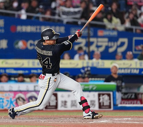 ロッテ対オリックス　5回表オリックス無死一、三塁、3点本塁打を放つ紅林弘太郎(撮影･鈴木みどり)