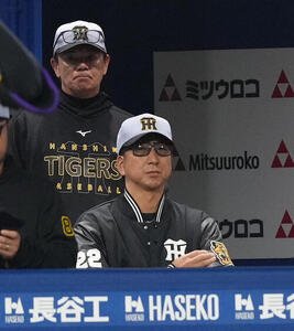 DeNA対阪神　9回、戦況を見つめる阪神藤川球児監督(撮影･足立雅史)