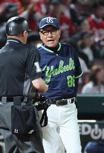 広島対ヤクルト　6回表終了時、交代を告げるヤクルト池山隆寛監督(撮影･加藤孝規)