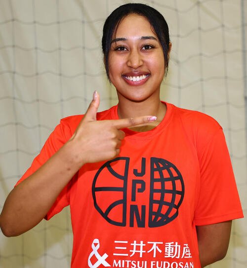 3人制バスケットボール日本代表の公開練習で、初選出の田中平和はトヨタ自動車所属とあって、笑顔でレクサスポーズ(撮影･野上伸悟)