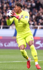 アジア最終予選のバーレーン戦でボールをキャッチするGK鈴木彩艶