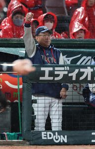 広島対ヤクルト　4回表ヤクルト無死、岩田幸宏の四球でこぶしをあげるヤクルト池山隆寛監督(撮影･加藤孝規)