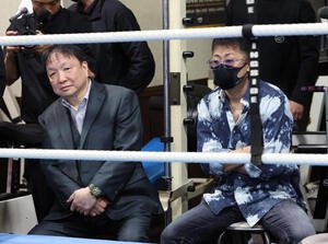 対戦相手中谷潤人の公開練習を見つめる大橋秀行会長(左)と井上真吾トレーナー(撮影･丹羽敏通)