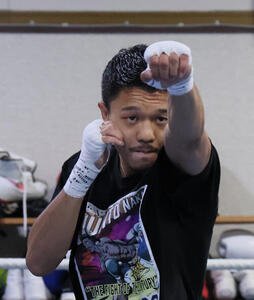 シャドーボクシングを披露する中谷潤人(撮影･丹羽敏通)