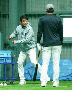 ロッテ対オリックス　井上広大(右)に打撃指導するロッテサブロー監督(撮影･鈴木みどり)＝2026年4月23日