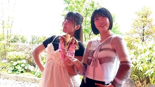 デコレーションしたジ･インスピレーションの人形を持ってインスピレーション立ちのまねをする渡辺未詩(左)と辰巳リカ