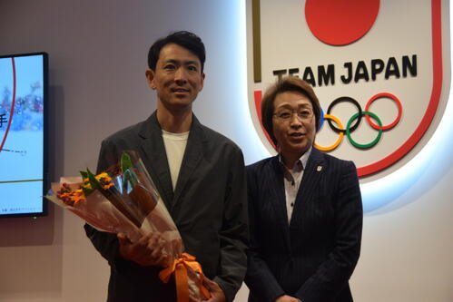 表敬訪問した渡部(左)と迎えた日本オリンピック委員会の橋本会長