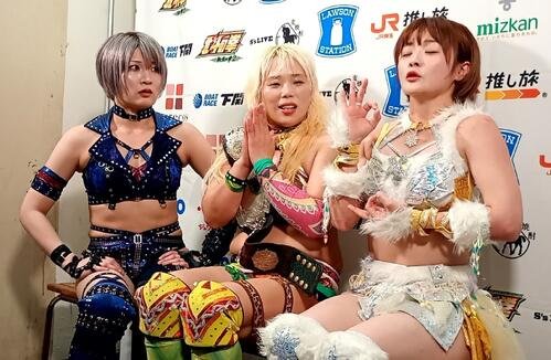 水森由菜(中央)から呼吸法の指導を受けて自分を取り戻したなつぽい(右)(左は安納サオリ)